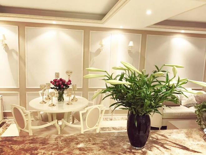 Ngắm căn hộ góc nào cũng lãng mạn và ngọt ngào với hoa tươi của hoa hậu Phạm Hương - Ảnh 4.