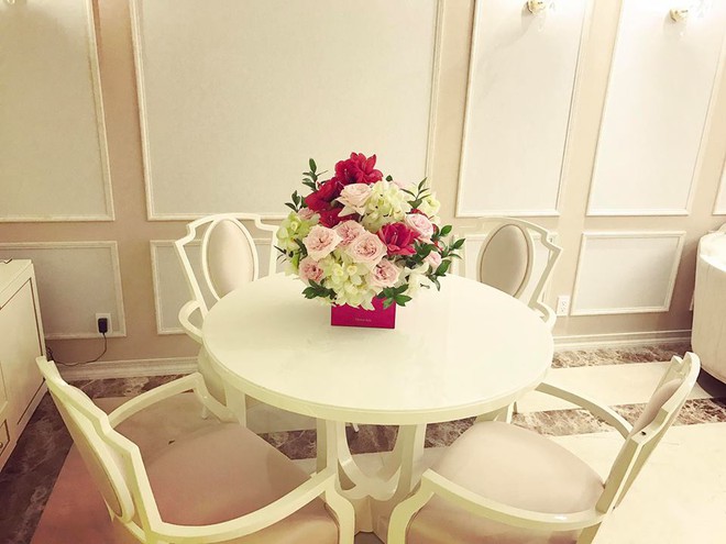 Ngắm căn hộ góc nào cũng lãng mạn và ngọt ngào với hoa tươi của hoa hậu Phạm Hương - Ảnh 16.