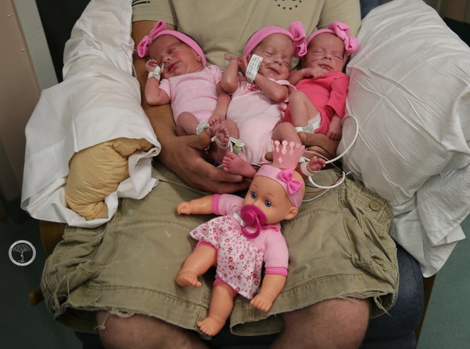 Bộ ảnh ngọt lịm tim của 3 bé sinh ba tự nhiên hiếm gặp trên thế giới - Ảnh 3.