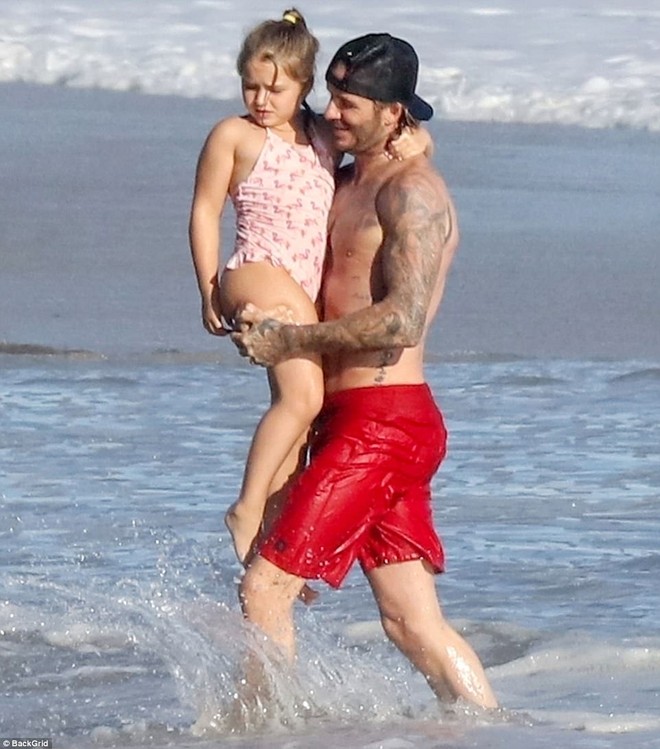 Lớn phổng trong bộ đồ bơi hồng, Harper vẫn được bố Beckham bế ẵm như em bé - Ảnh 5.