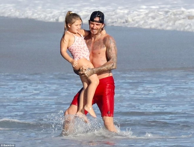 Lớn phổng trong bộ đồ bơi hồng, Harper vẫn được bố Beckham bế ẵm như em bé - Ảnh 6.