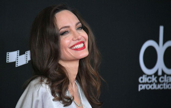 Mặc váy lụa như đồ ngủ, Angelina Jolie lấy lại nhan sắc và sự tươi trẻ sau vụ ly hôn thế kỷ - Ảnh 2.