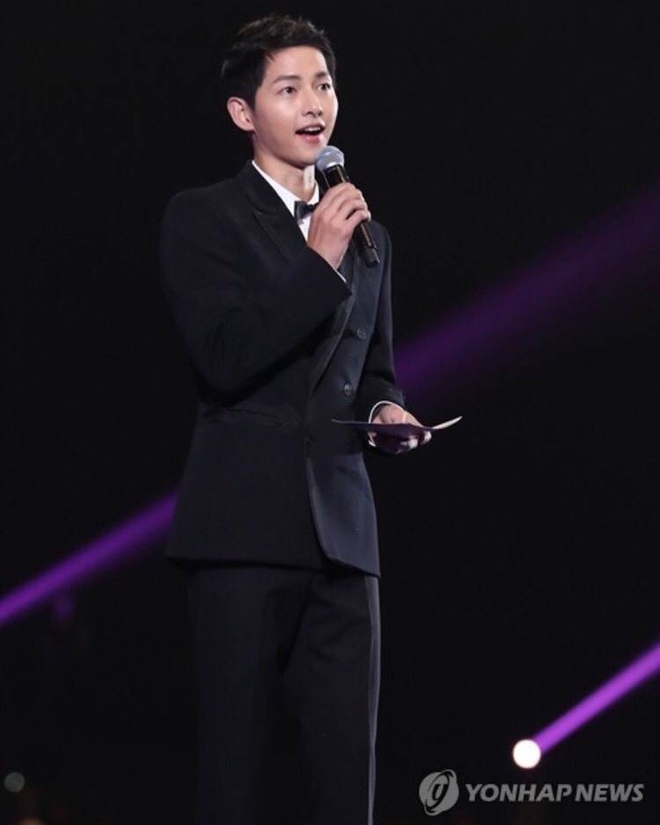 Song Joong Ki: “Thiết nghĩ điều quan trọng nhất bây giờ là tận hưởng cuộc sống tân hôn”  - Ảnh 1.