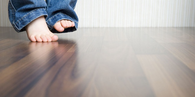 Đây là cách cực đơn giản nhưng sẽ giúp sàn gỗ nhà bạn luôn sạch bóng kể cả khi đã dùng lâu năm - Ảnh 1.