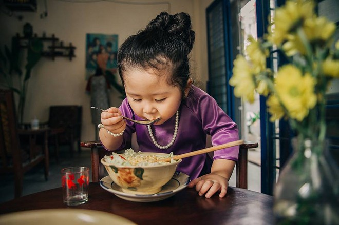 Đây chính là cô Ba Sài Gòn phiên bản 2,5 tuổi cưng hết sảy khiến dân mạng phát cuồng - Ảnh 8.