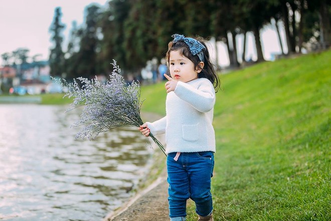 Đây chính là cô Ba Sài Gòn phiên bản 2,5 tuổi cưng hết sảy khiến dân mạng phát cuồng - Ảnh 44.