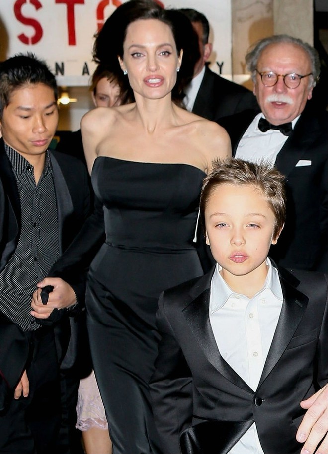 Chẳng cần Brad Pitt, Angelina Jolie giờ đã có con trai nuôi Pax Thiên bảnh bao hộ tống tại sự kiện - Ảnh 5.