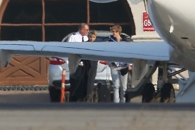Selena Gomez và Justin Bieber sánh đôi tại sân bay bắt đầu kì nghỉ lãng mạn đầu tiên bên nhau kể từ khi tái hợp  - Ảnh 3.