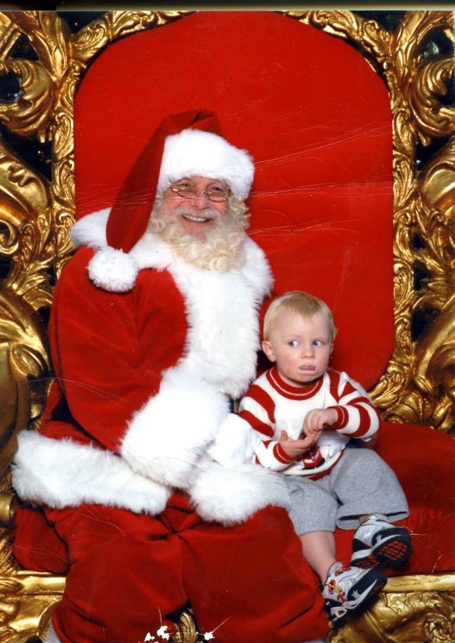 Những khoảnh khắc “cười ra nước mắt” vì không phải bé nào cũng thích Noel như cha mẹ vẫn nghĩ - Ảnh 1. Những khoảnh khắc “cười ra nước mắt” vì không phải bé nào cũng thích Noel như cha mẹ vẫn nghĩ - Ảnh 1.