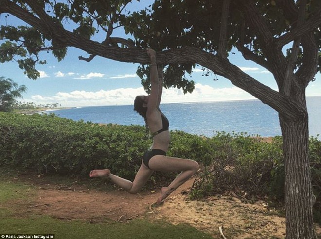 Con gái Michael Jackson diện bikini nóng bỏng, đu cây để chụp ảnh  - Ảnh 5.