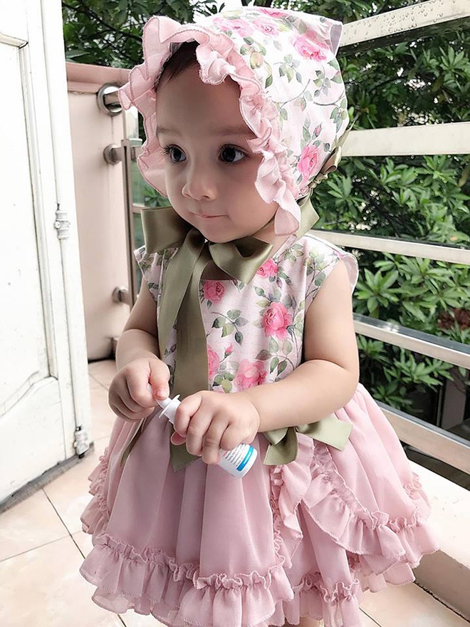 Bé gái lai người Việt được mẹ đầu tư hàng trăm bộ váy áo xinh như công chúa - Ảnh 14.