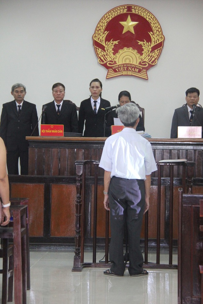 Xét xử vụ dâm ô hàng loạt bé gái ở Vũng Tàu: Bị cáo Thủy nhận mức án 3 năm tù giam - Ảnh 7.