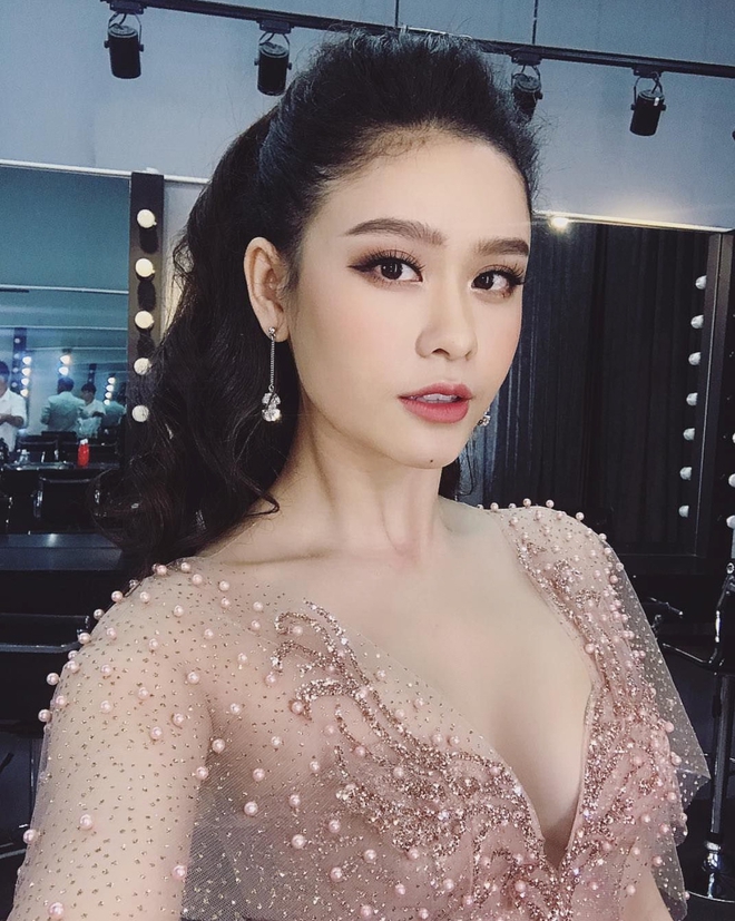 Soi nhất cử nhất động của sao Việt (26/10) - Ảnh 11.