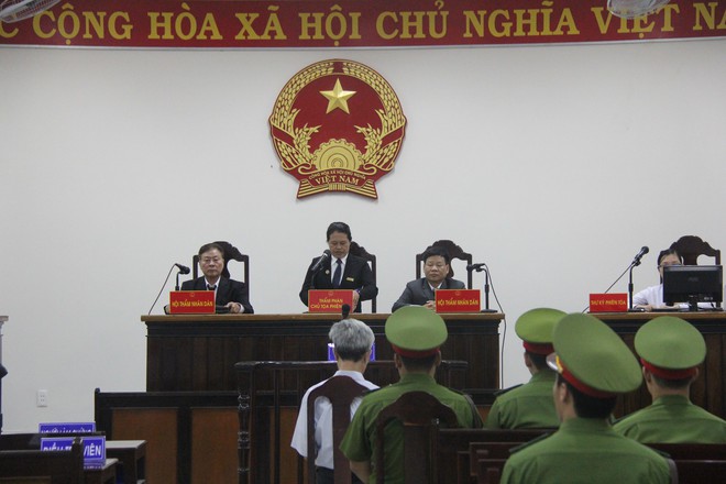 Vụ dâm ô Vũng Tàu: Nhận mức án 3 năm tù giam, bị cáo Nguyễn Khắc Thủy lớn tiếng trước tòa, một mực kêu oan - Ảnh 2. Vụ dâm ô Vũng Tàu: Nhận mức án 3 năm tù giam, bị cáo Nguyễn Khắc Thủy lớn tiếng trước tòa, một mực kêu oan - Ảnh 2.