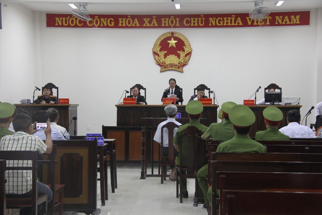 Vụ dâm ô Vũng Tàu: Nhận mức án 3 năm tù giam, bị cáo Nguyễn Khắc Thủy lớn tiếng trước tòa, một mực kêu oan - Ảnh 7. Vụ dâm ô Vũng Tàu: Nhận mức án 3 năm tù giam, bị cáo Nguyễn Khắc Thủy lớn tiếng trước tòa, một mực kêu oan - Ảnh 7.
