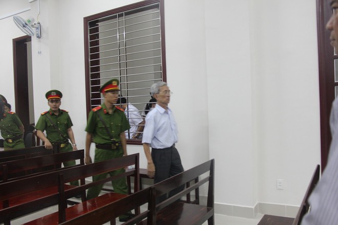 Vụ dâm ô Vũng Tàu: Nhận mức án 3 năm tù giam, bị cáo Nguyễn Khắc Thủy lớn tiếng trước tòa, một mực kêu oan - Ảnh 4. Vụ dâm ô Vũng Tàu: Nhận mức án 3 năm tù giam, bị cáo Nguyễn Khắc Thủy lớn tiếng trước tòa, một mực kêu oan - Ảnh 4.