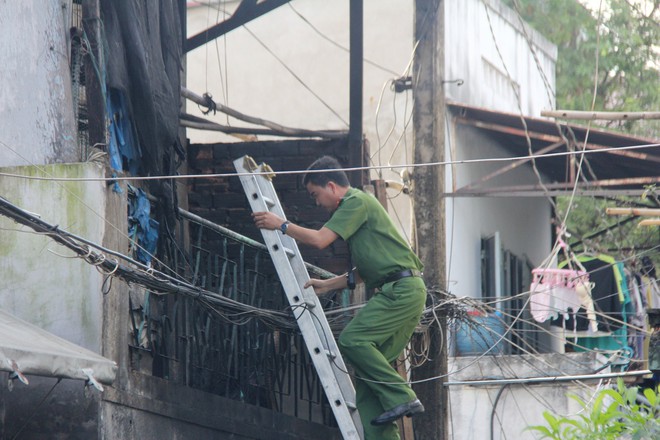 Vụ hỏa hoạn làm 3 mẹ con chết cháy: Người thân ngã quỵ, bật khóc nức nở tại hiện trường - Ảnh 2.