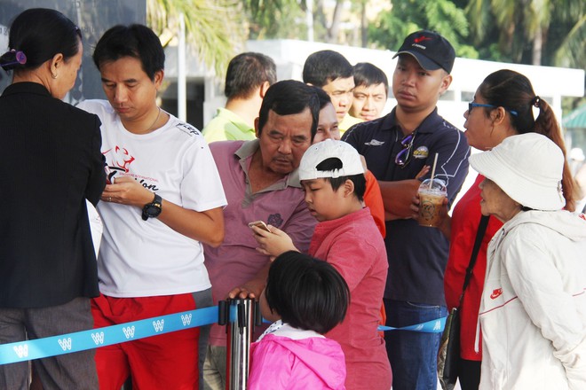 Xếp hàng dài chờ đi buýt sông nhưng hết vé nhiều trẻ òa khóc nức nở, buồn bã theo bố mẹ ra về - Ảnh 3.