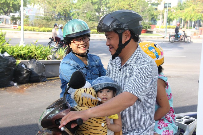 Xếp hàng dài chờ đi buýt sông nhưng hết vé nhiều trẻ òa khóc nức nở, buồn bã theo bố mẹ ra về - Ảnh 13.