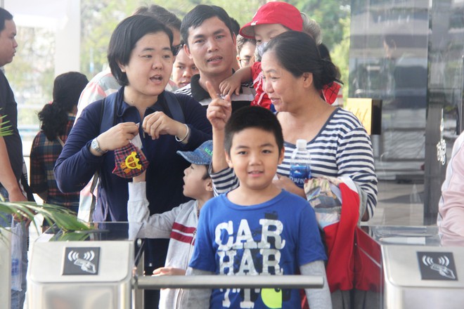 Xếp hàng dài chờ đi buýt sông nhưng hết vé nhiều trẻ òa khóc nức nở, buồn bã theo bố mẹ ra về - Ảnh 21.