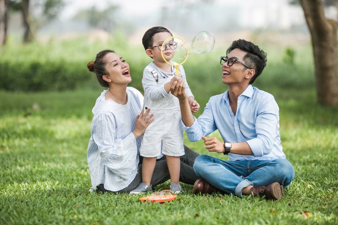 Soi nhất cử nhất động của sao Việt (30/11) - Ảnh 8.
