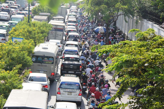 TP.HCM: Hàng ngàn phương tiện chôn chân trên đại lộ Phạm Văn Đồng hướng về sân bay Tân Sơn Nhất - Ảnh 4.