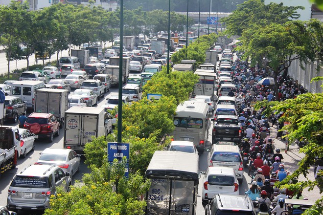 TP.HCM: Hàng ngàn phương tiện chôn chân trên đại lộ Phạm Văn Đồng hướng về sân bay Tân Sơn Nhất - Ảnh 1.