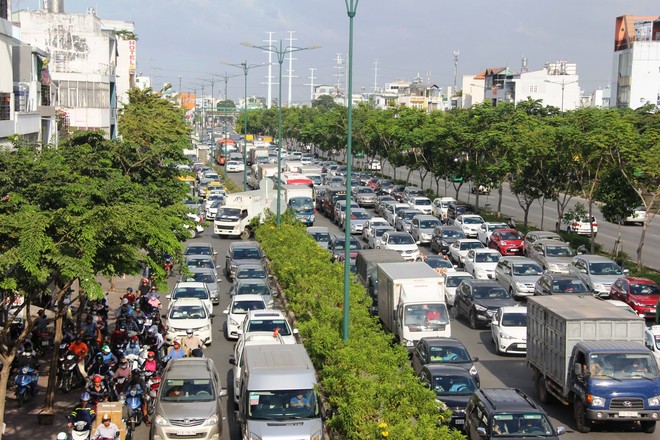 TP.HCM: Hàng ngàn phương tiện chôn chân trên đại lộ Phạm Văn Đồng hướng về sân bay Tân Sơn Nhất - Ảnh 7.