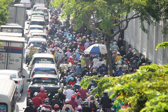 TP.HCM: Hàng ngàn phương tiện chôn chân trên đại lộ Phạm Văn Đồng hướng về sân bay Tân Sơn Nhất - Ảnh 8.