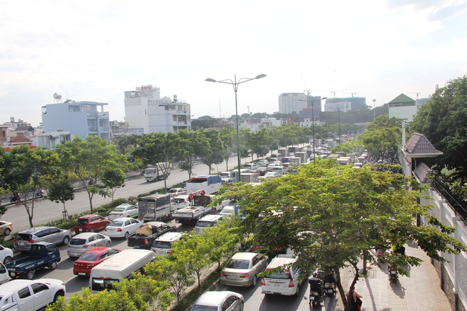 TP.HCM: Hàng ngàn phương tiện chôn chân trên đại lộ Phạm Văn Đồng hướng về sân bay Tân Sơn Nhất - Ảnh 9.