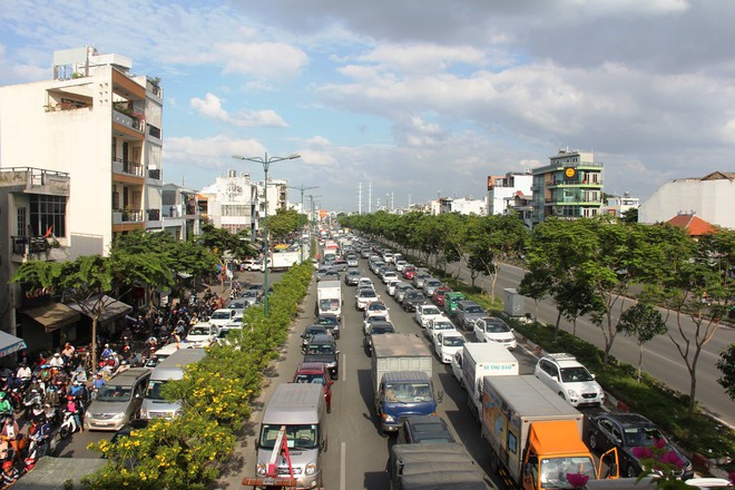 TP.HCM: Hàng ngàn phương tiện chôn chân trên đại lộ Phạm Văn Đồng hướng về sân bay Tân Sơn Nhất - Ảnh 5.