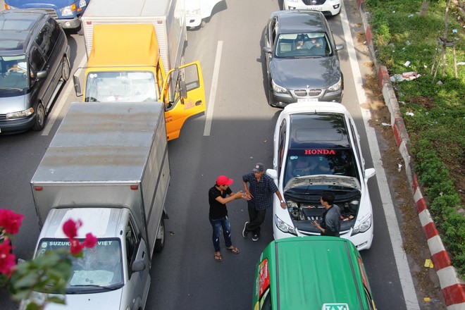 TP.HCM: Hàng ngàn phương tiện chôn chân trên đại lộ Phạm Văn Đồng hướng về sân bay Tân Sơn Nhất - Ảnh 6.