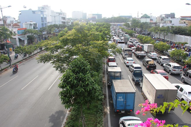 TP.HCM: Hàng ngàn phương tiện chôn chân trên đại lộ Phạm Văn Đồng hướng về sân bay Tân Sơn Nhất - Ảnh 11.