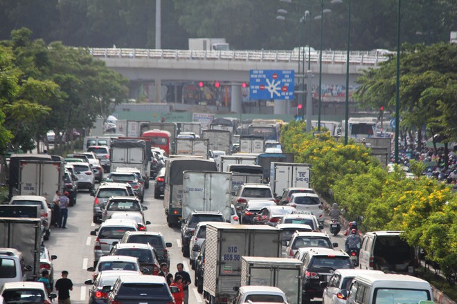 TP.HCM: Hàng ngàn phương tiện chôn chân trên đại lộ Phạm Văn Đồng hướng về sân bay Tân Sơn Nhất - Ảnh 12.