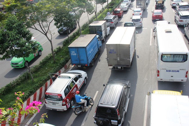 TP.HCM: Hàng ngàn phương tiện chôn chân trên đại lộ Phạm Văn Đồng hướng về sân bay Tân Sơn Nhất - Ảnh 14.