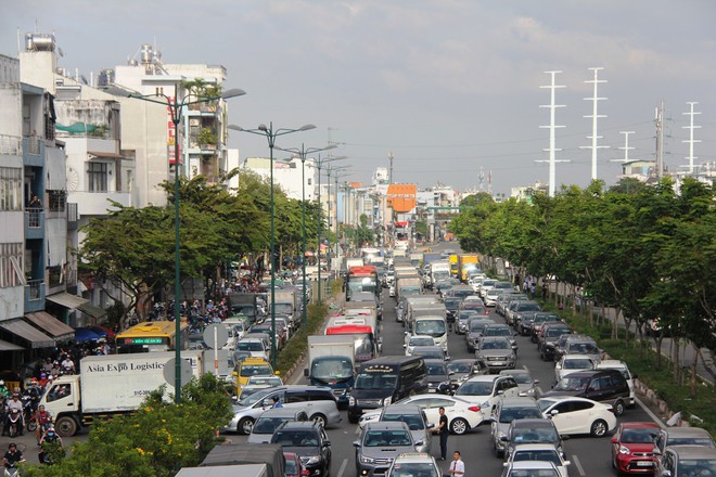 TP.HCM: Hàng ngàn phương tiện chôn chân trên đại lộ Phạm Văn Đồng hướng về sân bay Tân Sơn Nhất - Ảnh 15.