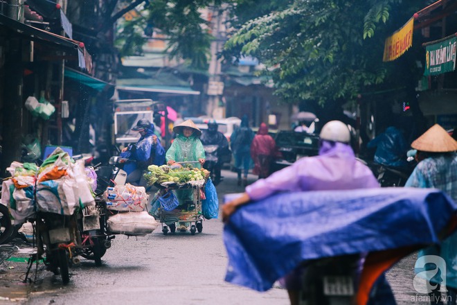 Những vòng tay ôm, những nụ hôn ngọt ngào đêm Hà Nội 17 độ - Ảnh 5.