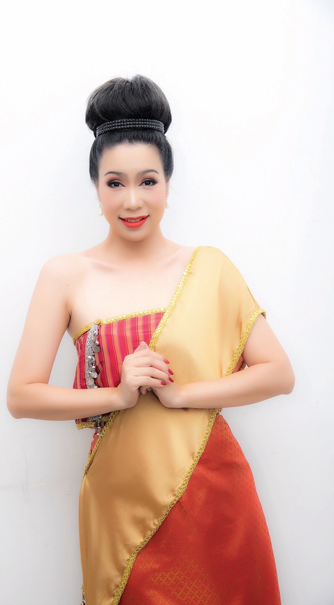Trịnh Kim Chi khoe vai trần nuột nà, duyên dáng làm cô gái Thái Lan - Ảnh 1.