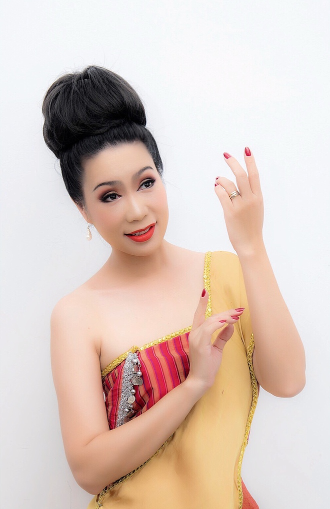 Trịnh Kim Chi khoe vai trần nuột nà, duyên dáng làm cô gái Thái Lan - Ảnh 6.