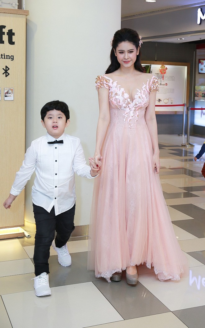 Bất chấp váy áo lộng lẫy, mẹ con Trương Quỳnh Anh vẫn ôm nhau ngồi bệt - Ảnh 1. Bất chấp váy áo lộng lẫy, mẹ con Trương Quỳnh Anh vẫn ôm nhau ngồi bệt - Ảnh 1.