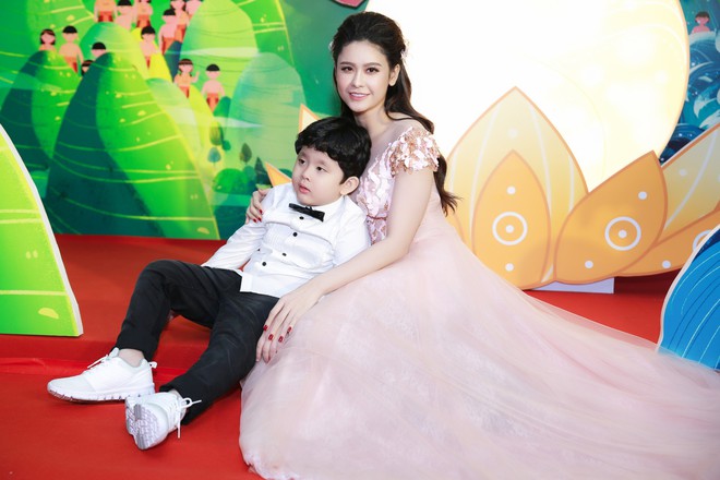 Bất chấp váy áo lộng lẫy, mẹ con Trương Quỳnh Anh vẫn ôm nhau ngồi bệt  - Ảnh 2.