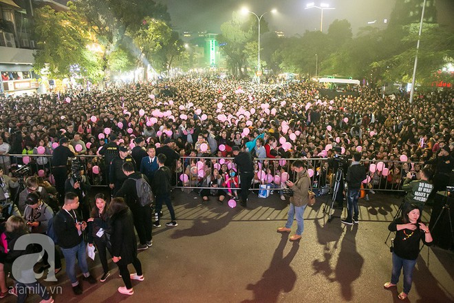 Hàng ngàn khán giả trên phố đi bộ ở Hà Nội vỡ òa trong showcase ngập tiếng cười của Mỹ Tâm - Ảnh 1.
