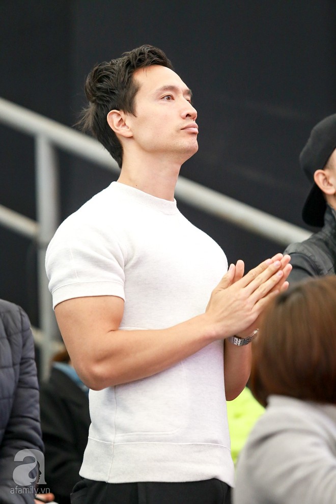H&ocirc;̀ Ngọc Hà ngại ngùng từ ch&ocirc;́i khi fan đ&ecirc;̀ nghị Kim Lý l&ecirc;n s&acirc;n kh&acirc;́u di&ecirc;̃n cùng - Ảnh 8.