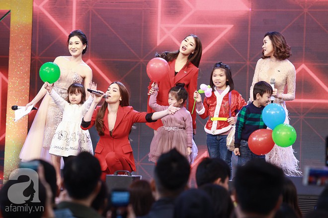 H&ocirc;̀ Ngọc Hà ngại ngùng từ ch&ocirc;́i khi fan đ&ecirc;̀ nghị Kim Lý l&ecirc;n s&acirc;n kh&acirc;́u di&ecirc;̃n cùng - Ảnh 12.