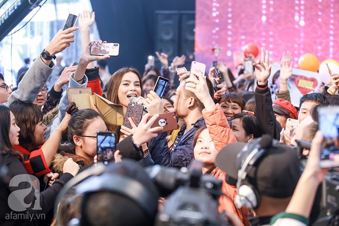 H&ocirc;̀ Ngọc Hà ngại ngùng từ ch&ocirc;́i khi fan đ&ecirc;̀ nghị Kim Lý l&ecirc;n s&acirc;n kh&acirc;́u di&ecirc;̃n cùng - Ảnh 5.