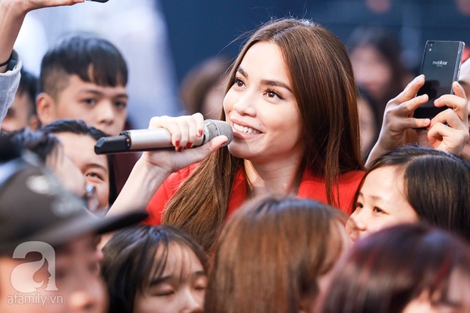 H&ocirc;̀ Ngọc Hà ngại ngùng từ ch&ocirc;́i khi fan đ&ecirc;̀ nghị Kim Lý l&ecirc;n s&acirc;n kh&acirc;́u di&ecirc;̃n cùng - Ảnh 6.