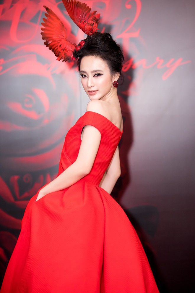 Angela Phương Trinh xuất hiện với thần thái quyến rũ, đội mũ cánh chim tỏa sáng trên thảm đỏ thời trang - Ảnh 2.