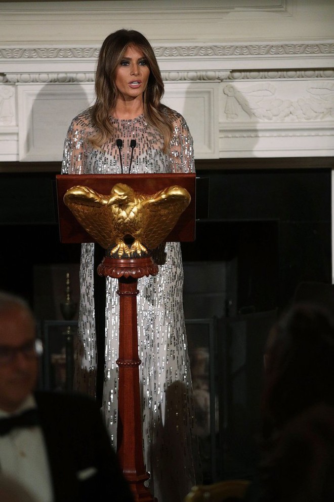 Loạt trang phục gây chú ý của bà Melania Trump: Bộ được khen nức nở, bộ lại bị chê không thương tiếc - Ảnh 14.