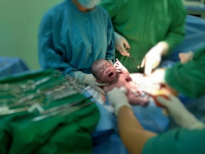 Cần Thơ: Vừa lọt lòng, bé trai sơ sinh thụ tinh trong ống nghiệm đã vẫy tay chào bác sĩ - Ảnh 2.