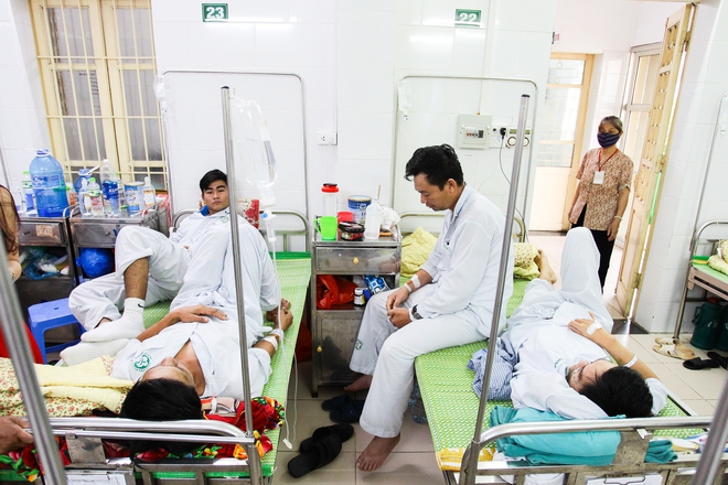 Hà Nội: Dịch SXH gia tăng, bệnh viện chật cứng từ phòng bệnh đến hành lang - Ảnh 2.